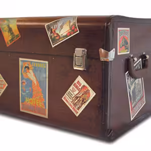 Mala de viagem antiga com adesivos