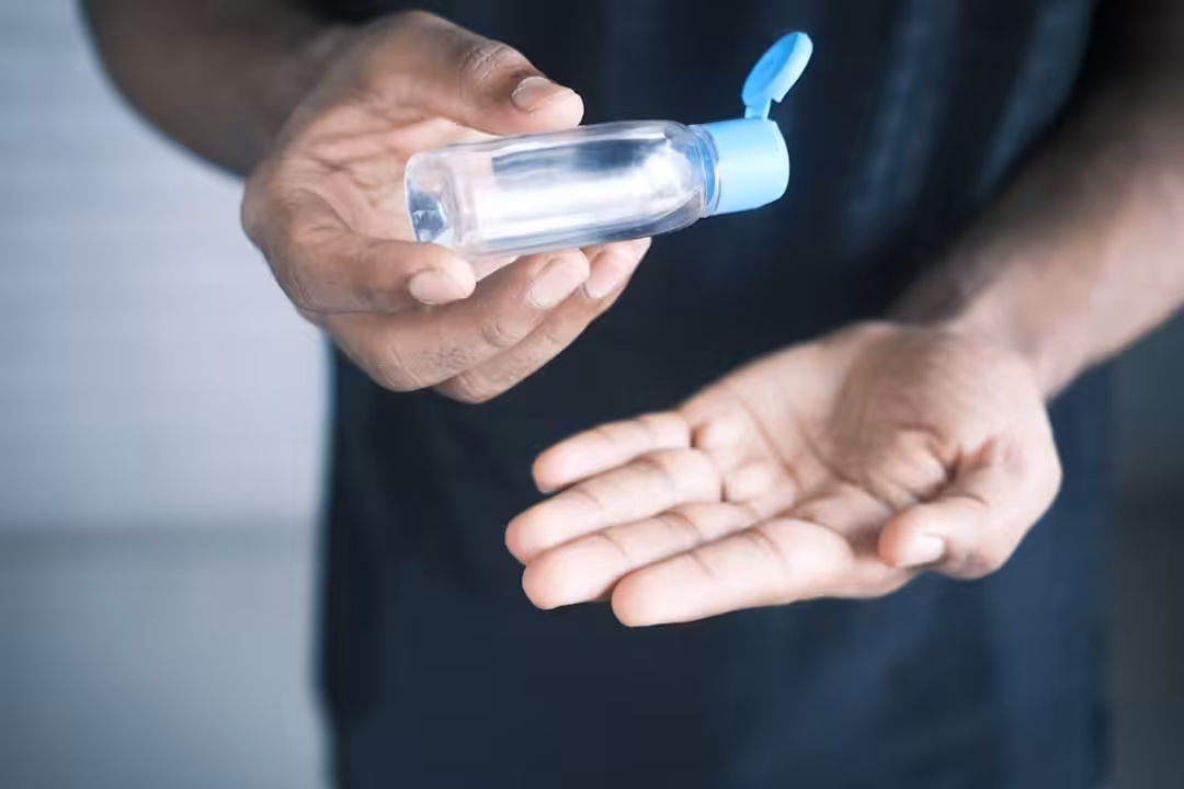 abcdhe-47 Mãos com álcool em gel